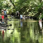 Casa de Férias Zecamping 3 Etoiles Avec Piscine Bar Et Restaurant En Bord De Ruisseau