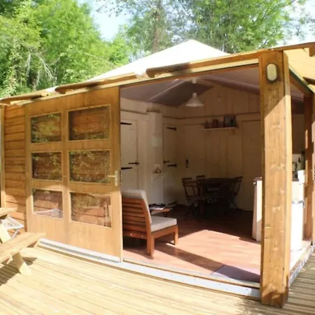 Zecamping 3 Etoiles Avec Piscine Bar Et Restaurant En Bord De Ruisseau Holiday home Belguiral