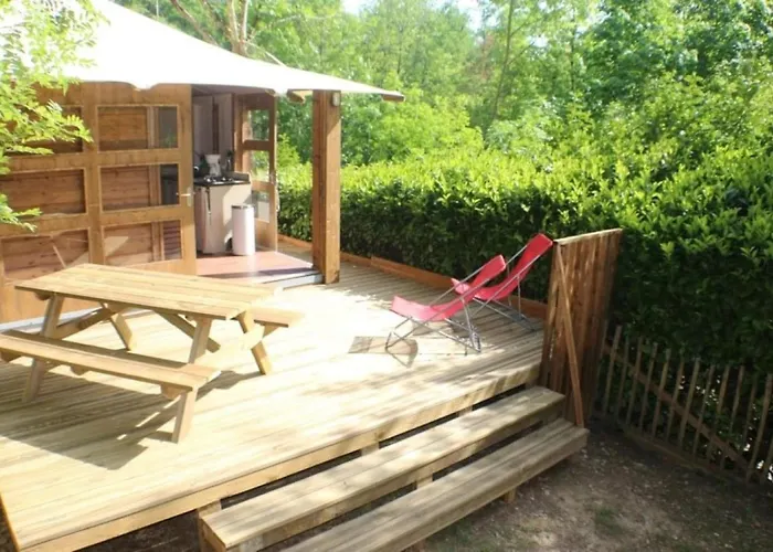Holiday home Zecamping3 Avec Piscine Bar Et Restaurant En Bord De Ruisseau Belguiral