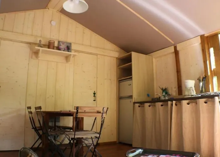 Zecamping3 Avec Piscine Bar Et Restaurant En Bord De Ruisseau Holiday home Belguiral