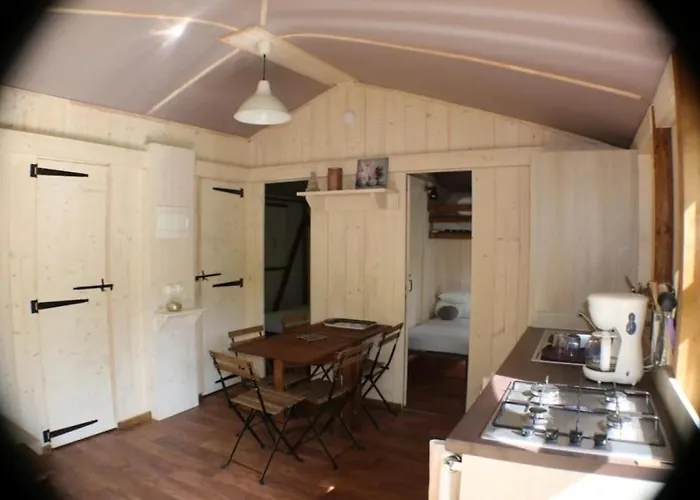 Zecamping3 Avec Piscine Bar Et Restaurant En Bord De Ruisseau Holiday home Belguiral